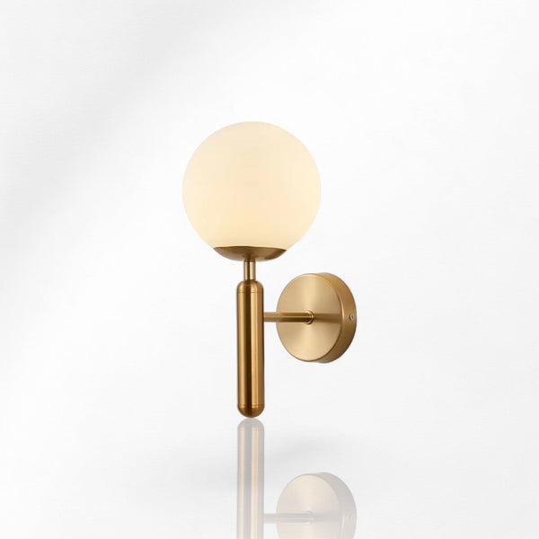Arandela de Parede em Metal Dourado com Globo de Vidro Opalino - Lumière Royale