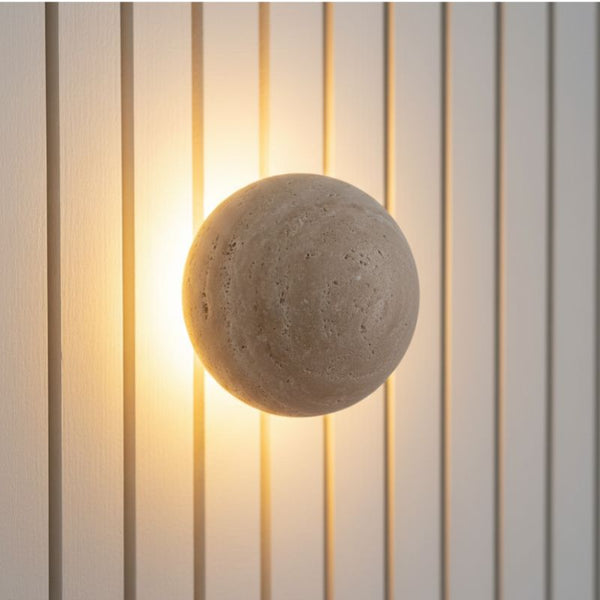 Arandela de Parede Travertino Soleil instalada em um painel ripado