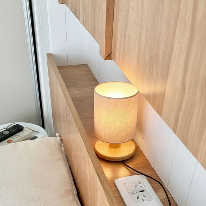 Abajur de mesa de madeira rústico
artesanal com luz quente6
